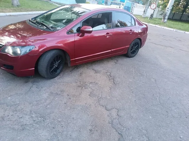 Продам личный honda сивик 8 д4 с пробегом 210 тысяч с мотором 1.8 vtc цепной с надёжной 6 ступенчатой механической коробкой передач, машина полностью обслужена без каких либо вложений на данный момент, ходовка вся вкруг меняна в этом месяце, развал сделан масла фильтра заменены, по запросу скину видео, кузов весь как на фото пороги арки все целое дно в порядке, машина ухожена. 4 стеклоподъёмника климат заправлен работает электро рейка, подогрева сидений, электро зеркала вообщем много писать можно о этой машине кому интересно звоните смотрите покупайте кайфуйте цена 780 торг при осмотре находится в макеевке бампер коцан спереди на фото видно +79494868723 📞 звоните: +7(949)4868723 - фотография - 3