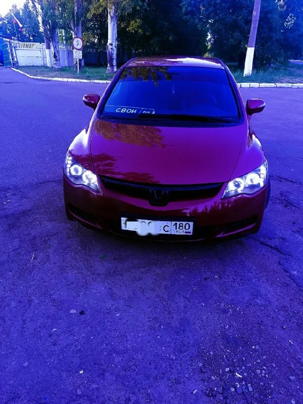 Продам личный honda сивик 8 д4 с пробегом 210 тысяч с мотором 1.8 vtc цепной с надёжной 6 ступенчатой механической коробкой передач, машина полностью обслужена без каких либо вложений на данный момент, ходовка вся вкруг меняна в этом месяце, развал сделан масла фильтра заменены, по запросу скину видео, кузов весь как на фото пороги арки все целое дно в порядке, машина ухожена. 4 стеклоподъёмника климат заправлен работает электро рейка, подогрева сидений, электро зеркала вообщем много писать можно о этой машине кому интересно звоните смотрите покупайте кайфуйте цена 780 торг при осмотре находится в макеевке бампер коцан спереди на фото видно +79494868723 📞 звоните: +7(949)4868723 - фотография - 4