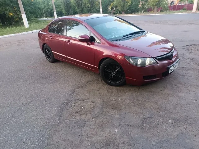 Продам личный honda сивик 8 д4 с пробегом 210 тысяч с мотором 1.8 vtc цепной с надёжной 6 ступенчатой механической коробкой передач, машина полностью обслужена без каких либо вложений на данный момент, ходовка вся вкруг меняна в этом месяце, развал сделан масла фильтра заменены, по запросу скину видео, кузов весь как на фото пороги арки все целое дно в порядке, машина ухожена. 4 стеклоподъёмника климат заправлен работает электро рейка, подогрева сидений, электро зеркала вообщем много писать можно о этой машине кому интересно звоните смотрите покупайте кайфуйте цена 780 торг при осмотре находится в макеевке бампер коцан спереди на фото видно +79494868723 📞 звоните: +7(949)4868723 - фотография - 5