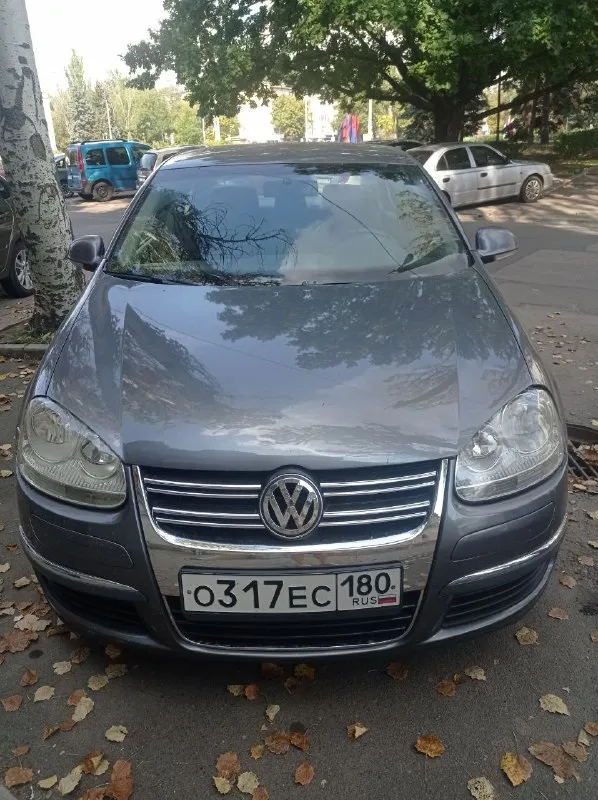 Продаю volkswagen jetta, 2007.г. Пробег 365 000 км.
✅ 1 Владелец в донецке с 2016 года
✅ Авто своевременно обслуживалось на сто
✅ Бензиновый двигатель 2.5

Коробка автомат, переключается плавно, не пинается, своевременно производилась замена масла в коробке и двигателе.

Салон чистый, ухоженный, в машине не курили.

Есть нюансы по кузову.
Цена 500 000 руб. С торгом.
Осмотр в донецке.
Телефон для связи+79493032698. - фотография - 1
