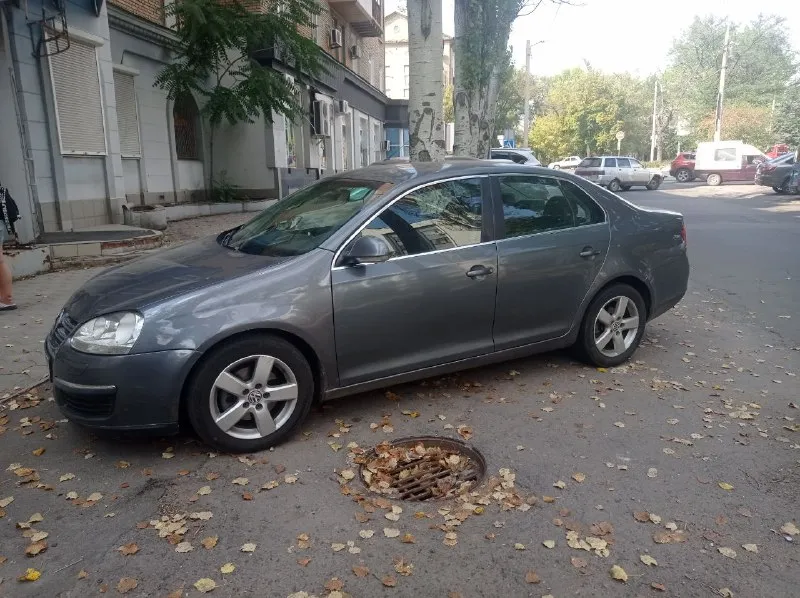 Продаю volkswagen jetta, 2007.г. Пробег 365 000 км.
✅ 1 Владелец в донецке с 2016 года
✅ Авто своевременно обслуживалось на сто
✅ Бензиновый двигатель 2.5

Коробка автомат, переключается плавно, не пинается, своевременно производилась замена масла в коробке и двигателе.

Салон чистый, ухоженный, в машине не курили.

Есть нюансы по кузову.
Цена 500 000 руб. С торгом.
Осмотр в донецке.
Телефон для связи+79493032698. - фотография - 2