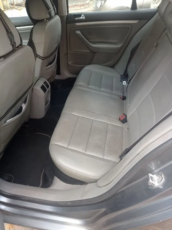 Продаю volkswagen jetta, 2007.г. Пробег 365 000 км.
✅ 1 Владелец в донецке с 2016 года
✅ Авто своевременно обслуживалось на сто
✅ Бензиновый двигатель 2.5

Коробка автомат, переключается плавно, не пинается, своевременно производилась замена масла в коробке и двигателе.

Салон чистый, ухоженный, в машине не курили.

Есть нюансы по кузову.
Цена 500 000 руб. С торгом.
Осмотр в донецке.
Телефон для связи+79493032698. - фотография - 4