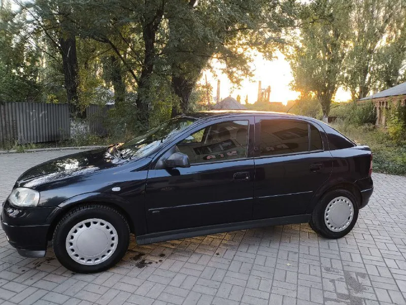 Продаю свою машину!!! 🚗 opel astra g (опель астра джи) хэтчбек 🚀 обьем: 1.8 пробег: км 278000 топливо: бензин кпп: механическая, 5-ступ ‼️кузов оцинкован привод: передний год выпуска: 2003 место осмотра: г. макеевка телефон: +79494737151 520 ₽ хороший торг у капота! машина для своих лет в отличном состоянии, в родном окрасе, родные стекла, очень резвая! двигатель кoрoбка хoдoвая идеальнoе! масло менялось каждые 7-8 тыс. , последняя замена 3 тыс назад. (от замены до замены ездит без доливки). 2 ключа с чипом, центральный замок, передние стеклоподъемники, парктроник, датчик дождя, авс. из последнего что менялось: -тормозные диски, амортизаторы, пружины-вкруг - задние колодки, задние супорта - трос ручника, задняя тормозная трубка - шаровая (перед) - подушка подрамника -замена помпы, сальник грм распредвала, ремень грм менялся 3 тыс назад -свечи машину не убивали, все делали своевременно, гаражное хранение! в машину вложено немало сил! - фотография - 4