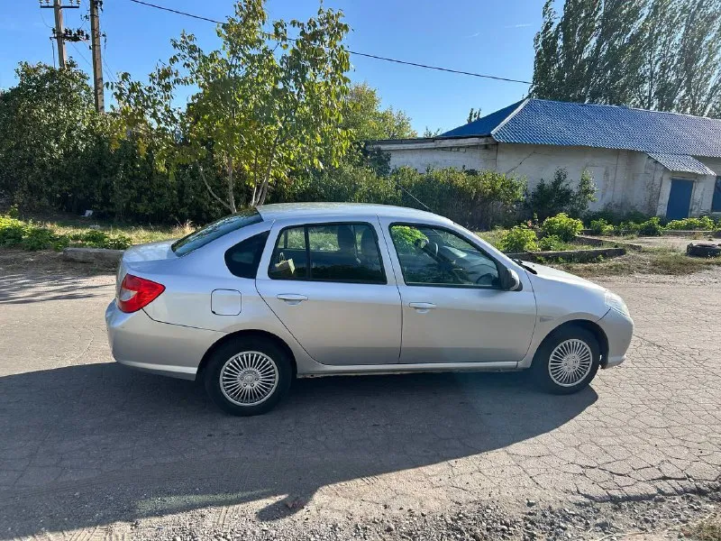 💶 цена:450 тысяч рублей 📮 город: макеевка 🚘 марка / модель: renault symbol 📅 год выпуска: 2010 📊 пробег: 306 тысяч км ⛽ двигатель (тип, объем): газ/бензин 1.4 🔧 тип кпп: механика 5 ст. 👨‍⚖ владельцев в птс: 1 📝 описание: двигатель масло не ест. не троит, не дымит. кпп переключает мягко без хрустов, не выбивает. по кузову не гнилая не ржавая, есть пара царапин и мелких вмятин. пробег оригинальный, не скрученный. комплектация: 2 передних электростеклоподъемника, гур, кондиционер, туманки, мультируль, подогрев заднего стекла, сигнализация. газ зарегистрирован, вписан в птс. 2тысячи назад заменили колодки перед/зад, сайлентблоки задней балки, ступичный подшипник, радиатор печки. ☎ контактный телефон: +7 949 512 5521 📲 tg: @bmbardirocrokodilo 📞 звоните: +7(949)5125521 - фотография - 4