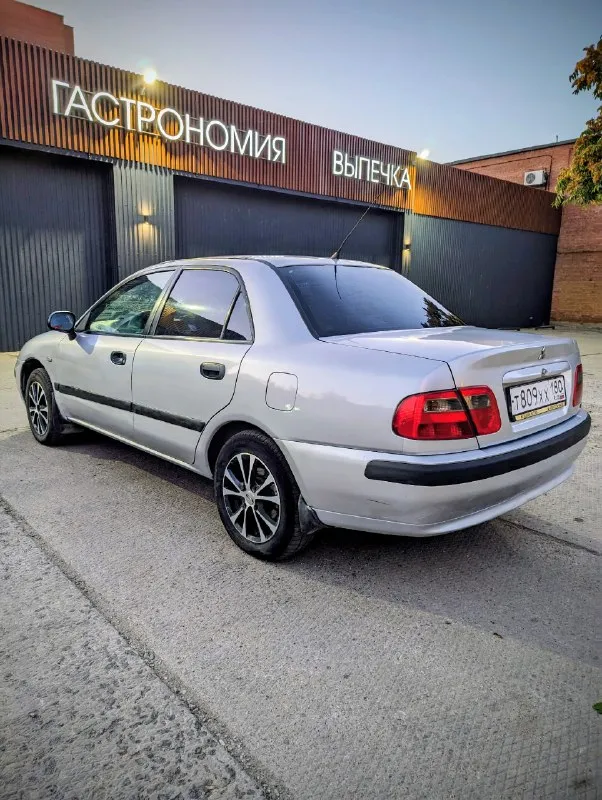 Mitsubishi carisma, 1,6л. 16v рест цена: 275 тыс. р. осмотр: г донецк, калининский район описание: 2002г. в., рестайлинг, двигатель 1,6л (103л. с.) 16v, пробег 207т. км. , коробка механика, гур, 4эсп+ доводчики, подогрев пер. сидений, электро рег зеркал, противотуманки, кондиционер (работает), abs, airbag (srs) водитель+пассажир, бортовой компьютер, цз+ сигнализация, 2ключа. состояние: двигатель, коробка - без нареканий, ходовка - свежая (недавно перебрана), кузов: дно, пороги, арки и т. д.- без гнили и рыжиков. машина обслужена (использовалась для дальних поездок). просторный, опрятный салон, вместительный багажник. ❗️переоформление в мрэо обязательно❗️ ❗️искатели идеала и торгаши - мимо, цена как за ланос❗️ все вопросы по телефону или при встрече +79496415133 📞 звоните: +7(949)6415133 - фотография - 4