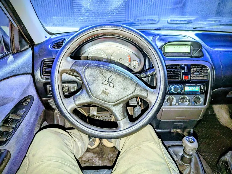 Mitsubishi carisma, 1,6л. 16v рест цена: 275 тыс. р. осмотр: г донецк, калининский район описание: 2002г. в., рестайлинг, двигатель 1,6л (103л. с.) 16v, пробег 207т. км. , коробка механика, гур, 4эсп+ доводчики, подогрев пер. сидений, электро рег зеркал, противотуманки, кондиционер (работает), abs, airbag (srs) водитель+пассажир, бортовой компьютер, цз+ сигнализация, 2ключа. состояние: двигатель, коробка - без нареканий, ходовка - свежая (недавно перебрана), кузов: дно, пороги, арки и т. д.- без гнили и рыжиков. машина обслужена (использовалась для дальних поездок). просторный, опрятный салон, вместительный багажник. ❗️переоформление в мрэо обязательно❗️ ❗️искатели идеала и торгаши - мимо, цена как за ланос❗️ все вопросы по телефону или при встрече +79496415133 📞 звоните: +7(949)6415133 - фотография - 8