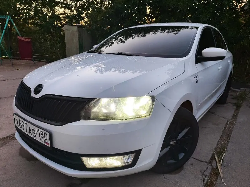 Skoda rapid hockey edition 2016г. 1.6(110л. с). 6ст(айсин) авто в отличном состоянии климат, мультир... - фотография