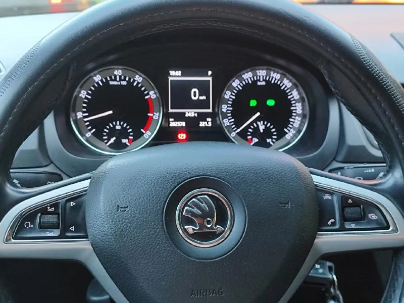 Skoda rapid hockey edition 2016г. 1.6(110л. с). 6ст(айсин) авто в отличном состоянии климат, мультируль, полный эл. пакет, мультимедиа на андроиде и т. д вся в родном окрасе, все стекла завод. полностью обслужена, всё включается, всё работает. газ пропан евро 4(вписан в стс) 1200000 ₽ +79493292136 📞 звоните: +7(949)3292136 - фотография - 10