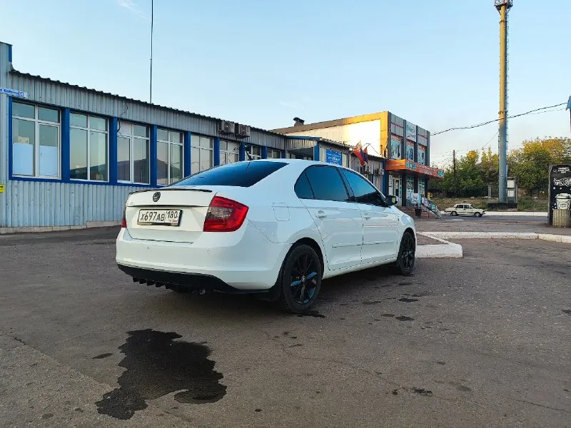 Skoda rapid hockey edition 2016г. 1.6(110л. с). 6ст(айсин) авто в отличном состоянии климат, мультируль, полный эл. пакет, мультимедиа на андроиде и т. д вся в родном окрасе, все стекла завод. полностью обслужена, всё включается, всё работает. газ пропан евро 4(вписан в стс) 1200000 ₽ +79493292136 📞 звоните: +7(949)3292136 - фотография - 4