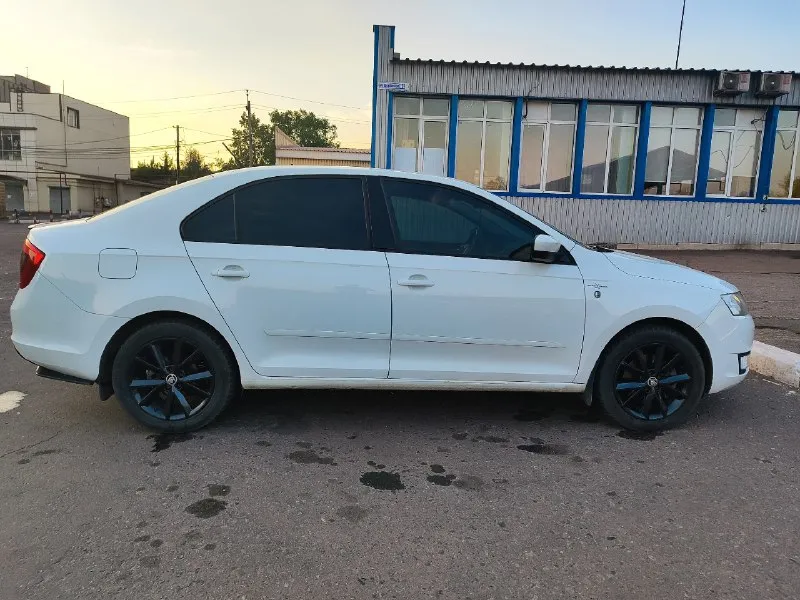 Skoda rapid hockey edition 2016г. 1.6(110л. с). 6ст(айсин) авто в отличном состоянии климат, мультируль, полный эл. пакет, мультимедиа на андроиде и т. д вся в родном окрасе, все стекла завод. полностью обслужена, всё включается, всё работает. газ пропан евро 4(вписан в стс) 1200000 ₽ +79493292136 📞 звоните: +7(949)3292136 - фотография - 5