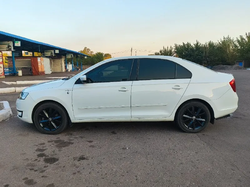 Skoda rapid hockey edition 2016г. 1.6(110л. с). 6ст(айсин) авто в отличном состоянии климат, мультируль, полный эл. пакет, мультимедиа на андроиде и т. д вся в родном окрасе, все стекла завод. полностью обслужена, всё включается, всё работает. газ пропан евро 4(вписан в стс) 1200000 ₽ +79493292136 📞 звоните: +7(949)3292136 - фотография - 6