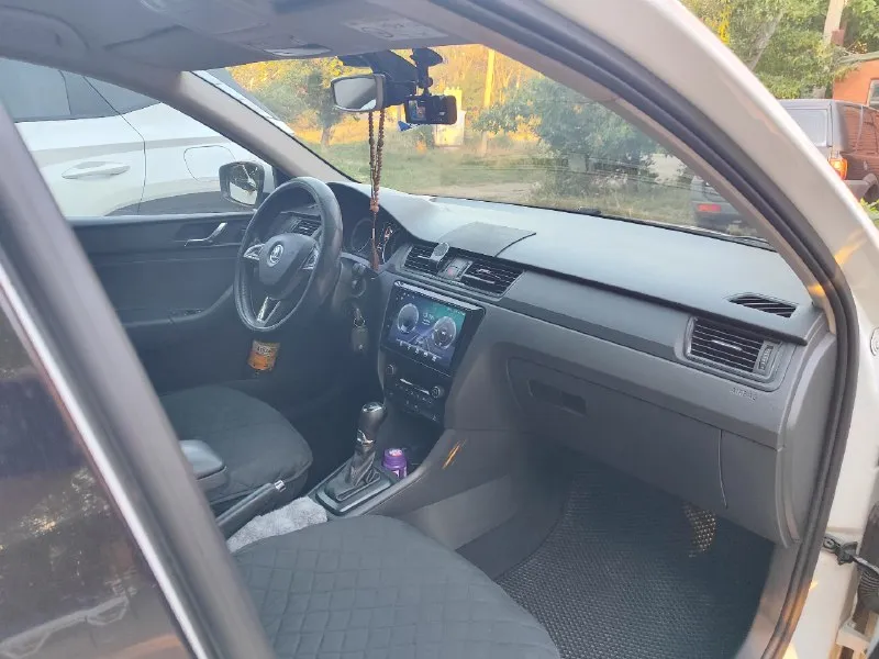 Skoda rapid hockey edition 2016г. 1.6(110л. с). 6ст(айсин) авто в отличном состоянии климат, мультируль, полный эл. пакет, мультимедиа на андроиде и т. д вся в родном окрасе, все стекла завод. полностью обслужена, всё включается, всё работает. газ пропан евро 4(вписан в стс) 1200000 ₽ +79493292136 📞 звоните: +7(949)3292136 - фотография - 7