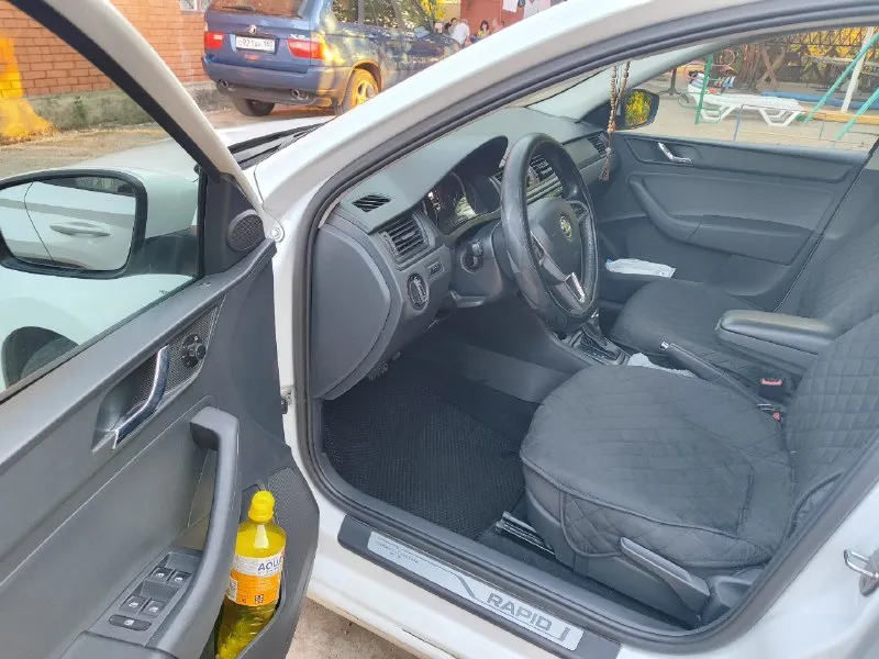 Skoda rapid hockey edition 2016г. 1.6(110л. с). 6ст(айсин) авто в отличном состоянии климат, мультируль, полный эл. пакет, мультимедиа на андроиде и т. д вся в родном окрасе, все стекла завод. полностью обслужена, всё включается, всё работает. газ пропан евро 4(вписан в стс) 1200000 ₽ +79493292136 📞 звоните: +7(949)3292136 - фотография - 8