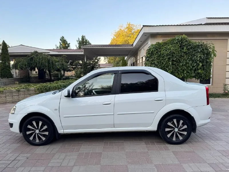 🚗 продаётся renault logan, 2013 год выпуска 📍 осмотр: харцызск ✅ родной пробег — 154 000 км ✅ в такси не использовалась, хозяйская машина ✅ люксовая комплектация мотор 1.6, 16 клапанов. коробка и подвеска в отличном состоянии. машина полностью обслужена, не требует вложений — работает каждая кнопка. кондиционер перезаправлен и отлично холодит. весной проведено полное обслуживание подвески и тормозной системы. комплектация: • кондиционер • 4 электростеклоподъёмника • гидроусилитель руля • abs • противотуманые фары • обогрев заднего стекла и боковых зеркал • электрозеркала • центральный замок • заводская сигнализация • 2 ключа • сервисные книжки • полный порядок с документами 💰 цена: 615 000 руб. (разумный торг уместен) 📲 телефон для связи: +79498501337 - фотография - 2