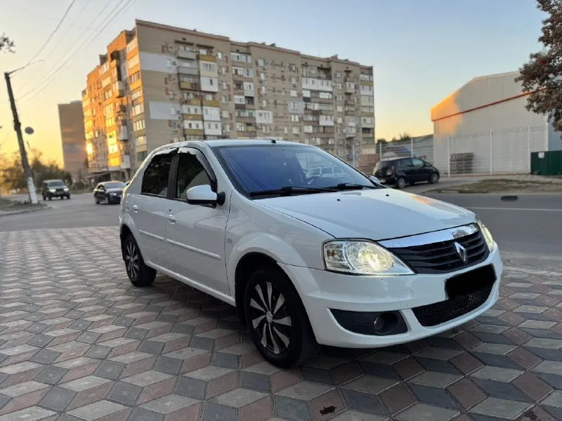 🚗 продаётся renault logan, 2013 год выпуска 📍 осмотр: харцызск ✅ родной пробег — 154 000 км ✅ в такси не использовалась, хозяйская машина ✅ люксовая комплектация мотор 1.6, 16 клапанов. коробка и подвеска в отличном состоянии. машина полностью обслужена, не требует вложений — работает каждая кнопка. кондиционер перезаправлен и отлично холодит. весной проведено полное обслуживание подвески и тормозной системы. комплектация: • кондиционер • 4 электростеклоподъёмника • гидроусилитель руля • abs • противотуманые фары • обогрев заднего стекла и боковых зеркал • электрозеркала • центральный замок • заводская сигнализация • 2 ключа • сервисные книжки • полный порядок с документами 💰 цена: 615 000 руб. (разумный торг уместен) 📲 телефон для связи: +79498501337 - фотография - 3