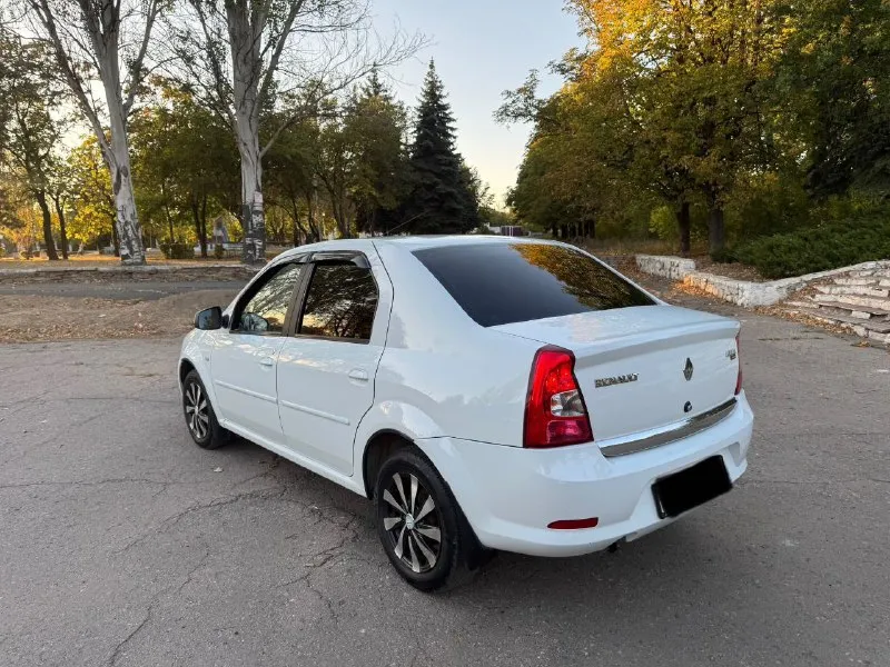🚗 продаётся renault logan, 2013 год выпуска 📍 осмотр: харцызск ✅ родной пробег — 154 000 км ✅ в такси не использовалась, хозяйская машина ✅ люксовая комплектация мотор 1.6, 16 клапанов. коробка и подвеска в отличном состоянии. машина полностью обслужена, не требует вложений — работает каждая кнопка. кондиционер перезаправлен и отлично холодит. весной проведено полное обслуживание подвески и тормозной системы. комплектация: • кондиционер • 4 электростеклоподъёмника • гидроусилитель руля • abs • противотуманые фары • обогрев заднего стекла и боковых зеркал • электрозеркала • центральный замок • заводская сигнализация • 2 ключа • сервисные книжки • полный порядок с документами 💰 цена: 615 000 руб. (разумный торг уместен) 📲 телефон для связи: +79498501337 - фотография - 4