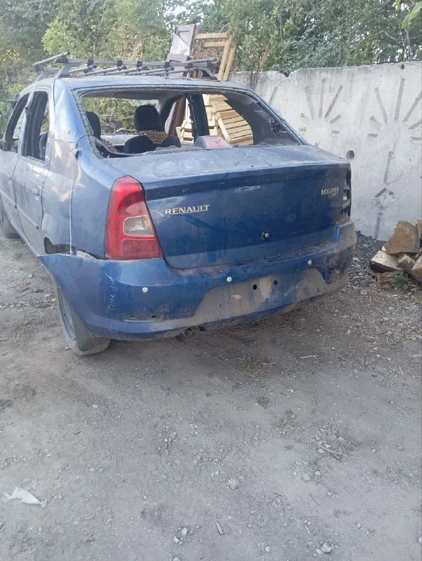 Renault логан 1.4 8 клапанов с кондиционером пробег 21000 после обстрела продаю по запчастям +79494009694 📞 звоните: +7(949)4009694 - фотография - 3
