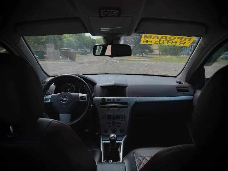 ❗️❗️❗️450.000 руб❗️❗️❗️ продажа от собственника. opel astra h 1.6 twinport 2005 г. в. 105 л/с, мкпп. 257.500 км. пробега. был проведен капитальный ремонт двс на 241.000 км. (не прошлым хозяином, а лично мной) новое сцепление, масло в двс менялось 3.000 км. назад. машина в хорошем состоянии, каждый день на ходу. ухоженный салон, летом менялось лобовое стекло. по комплектации: датчик света; датчик дождя; кондиционер (холодит на 5+); печка (новые радиаторы, всю зиму грела отлично); круиз контроль; передние электро стеклоподъемники; переоформление без проблем. место осмотра г. енакиево. телефон для связи +7(949)350-57-46 цена 450.000 руб. 📲 tg: @kostomarovsss 📞 +7(949)3505746 📲 tg: @kostomarovsss 📞 звоните: +7(949)3505746 - фотография - 5