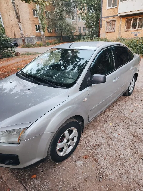 Продам форд фокус 2 2005г выпуска. объём 1.6 семейный, хороший ухоженный автомобиль, салон не прокуренный в отличном состоянии. не смотря на свои года всё работает, подогрев сидений, подогрев переднего и заднего стекла. два стеклоподъёмника, новый радиатор кондиционера, ходовая перебранная, двигатель и коробка без нареканий. два комплекта колёс, зимняя резина новая! стоит газ, зарегистрированный. камера заднего вида, подсветка-цена 500 торг у капота! +79495850784 - фотография - 3