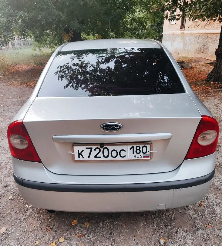 Продам форд фокус 2 2005г выпуска. объём 1.6 семейный, хороший ухоженный автомобиль, салон не прокуренный в отличном состоянии. не смотря на свои года всё работает, подогрев сидений, подогрев переднего и заднего стекла. два стеклоподъёмника, новый радиатор кондиционера, ходовая перебранная, двигатель и коробка без нареканий. два комплекта колёс, зимняя резина новая! стоит газ, зарегистрированный. камера заднего вида, подсветка-цена 500 торг у капота! +79495850784 - фотография - 4