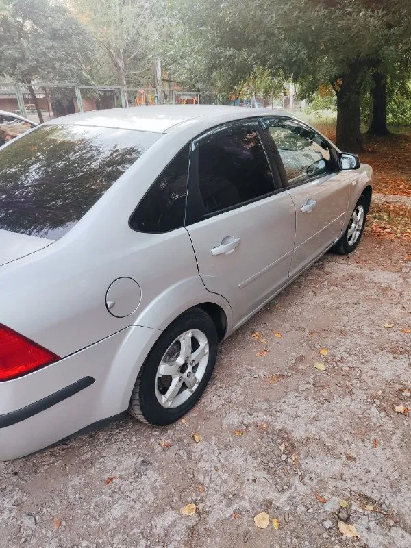 Продам форд фокус 2 2005г выпуска. объём 1.6 семейный, хороший ухоженный автомобиль, салон не прокуренный в отличном состоянии. не смотря на свои года всё работает, подогрев сидений, подогрев переднего и заднего стекла. два стеклоподъёмника, новый радиатор кондиционера, ходовая перебранная, двигатель и коробка без нареканий. два комплекта колёс, зимняя резина новая! стоит газ, зарегистрированный. камера заднего вида, подсветка-цена 500 торг у капота! +79495850784 - фотография - 5