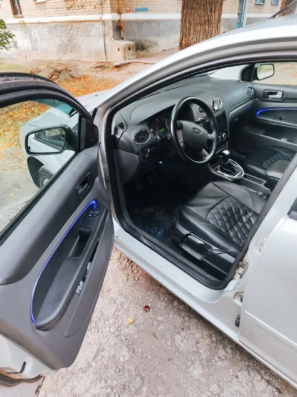 Продам форд фокус 2 2005г выпуска. объём 1.6 семейный, хороший ухоженный автомобиль, салон не прокуренный в отличном состоянии. не смотря на свои года всё работает, подогрев сидений, подогрев переднего и заднего стекла. два стеклоподъёмника, новый радиатор кондиционера, ходовая перебранная, двигатель и коробка без нареканий. два комплекта колёс, зимняя резина новая! стоит газ, зарегистрированный. камера заднего вида, подсветка-цена 500 торг у капота! +79495850784 - фотография - 7