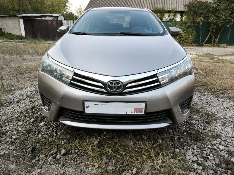 Toyota corolla 2013 года, объем двигателя 1,33, пробег оригинальный: 92 тыс. 1 владелец по птс. машина куплена в салоне. мкпп. машина в отличном состоянии, очень экономичная, бережное отношение, регулярное обслуживание, без дтп! гаражное хранение, резина зима-лето, лакокраска заводская, по бамперу есть мелкие сколы (см. фото), все вопросы по телефону, 7 949 451 23 70. 1 300 000 руб. г. донецк. торг у капота уместен. - фотография - 2