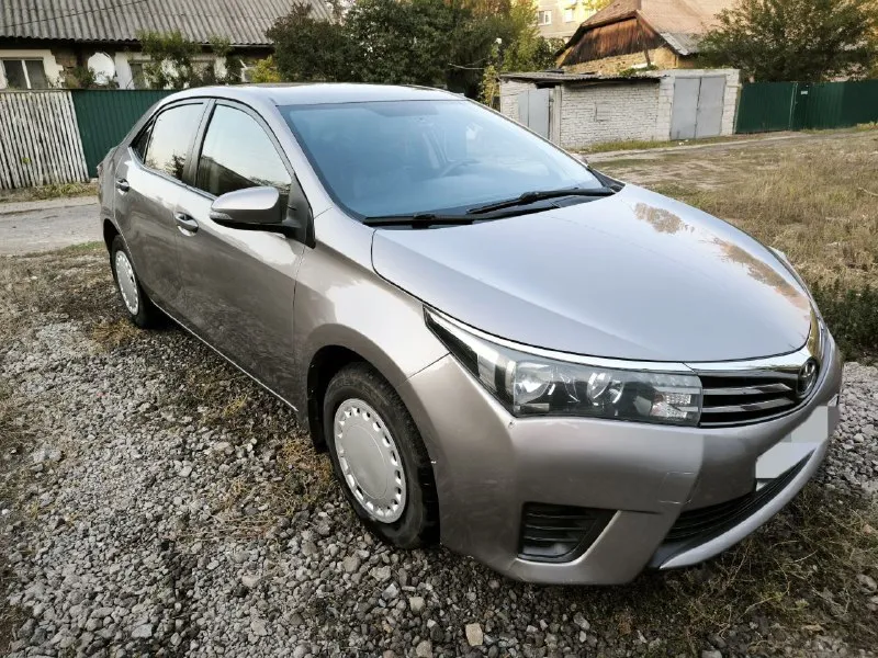 Toyota corolla 2013 года, объем двигателя 1,33, пробег оригинальный: 92 тыс. 1 владелец по птс. машина куплена в салоне. мкпп. машина в отличном состоянии, очень экономичная, бережное отношение, регулярное обслуживание, без дтп! гаражное хранение, резина зима-лето, лакокраска заводская, по бамперу есть мелкие сколы (см. фото), все вопросы по телефону, 7 949 451 23 70. 1 300 000 руб. г. донецк. торг у капота уместен. - фотография - 4