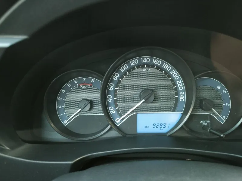 Toyota corolla 2013 года, объем двигателя 1,33, пробег оригинальный: 92 тыс. 1 владелец по птс. машина куплена в салоне. мкпп. машина в отличном состоянии, очень экономичная, бережное отношение, регулярное обслуживание, без дтп! гаражное хранение, резина зима-лето, лакокраска заводская, по бамперу есть мелкие сколы (см. фото), все вопросы по телефону, 7 949 451 23 70. 1 300 000 руб. г. донецк. торг у капота уместен. - фотография - 8