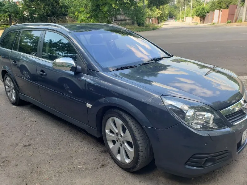 Продам свой авто opel vectra c station wagon 2005г. рестайлинг двигатель 1.9 cdti 150(л. с) мкпп 6ст. sport режим. пробег 288 т. км диски r17 -салон комбинированная кожа в хорошем состоянии в авто никогда не курил -адаптивный ксенон (afl) куда крутишь руль туда идёт свет фар. -круиз контроль -двухзонный климат контроль. -подогрев сидений -подогрев и электрорегулировка зеркал. -все 4 стеклоподьемника -мультируль, цветной дисплей бортового компьютера -отличная музыка, аux, bluetooth -атермальное лобовое заводское стекло! да и вообще все стёкла родные так как машина без дтп от слова совсем. машиной владею больше 3ёх лет езжу на любые расстояния. масло меняю каждые 10т. км aral 5w40. недавно было заменено масло в мкпп и жидкость гур. поменяны натяжные и сервисные ролики. ходовая в отличном состоянии мягкая, если что то грюкнуло я сразу же менял и обслуживал весь узел. цена 670 т. р символический торг. +79493041444 - фотография - 2