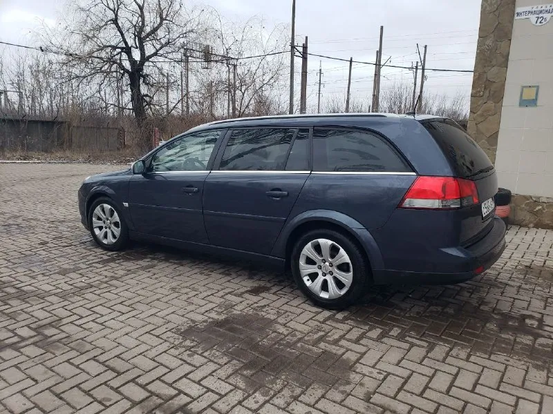 Продам свой авто opel vectra c station wagon 2005г. рестайлинг двигатель 1.9 cdti 150(л. с) мкпп 6ст. sport режим. пробег 288 т. км диски r17 -салон комбинированная кожа в хорошем состоянии в авто никогда не курил -адаптивный ксенон (afl) куда крутишь руль туда идёт свет фар. -круиз контроль -двухзонный климат контроль. -подогрев сидений -подогрев и электрорегулировка зеркал. -все 4 стеклоподьемника -мультируль, цветной дисплей бортового компьютера -отличная музыка, аux, bluetooth -атермальное лобовое заводское стекло! да и вообще все стёкла родные так как машина без дтп от слова совсем. машиной владею больше 3ёх лет езжу на любые расстояния. масло меняю каждые 10т. км aral 5w40. недавно было заменено масло в мкпп и жидкость гур. поменяны натяжные и сервисные ролики. ходовая в отличном состоянии мягкая, если что то грюкнуло я сразу же менял и обслуживал весь узел. цена 670 т. р символический торг. +79493041444 - фотография - 4