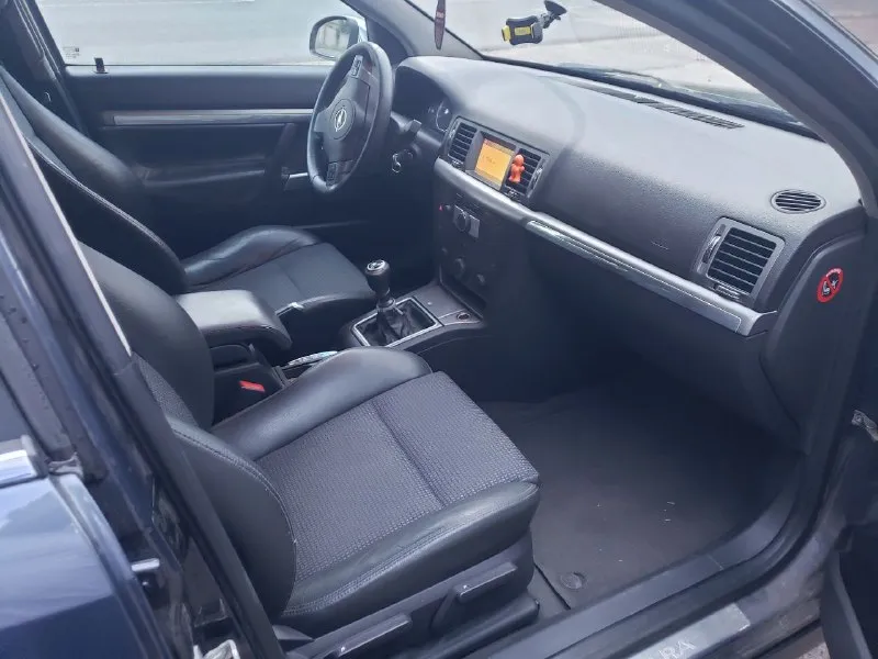Продам свой авто opel vectra c station wagon 2005г. рестайлинг двигатель 1.9 cdti 150(л. с) мкпп 6ст. sport режим. пробег 288 т. км диски r17 -салон комбинированная кожа в хорошем состоянии в авто никогда не курил -адаптивный ксенон (afl) куда крутишь руль туда идёт свет фар. -круиз контроль -двухзонный климат контроль. -подогрев сидений -подогрев и электрорегулировка зеркал. -все 4 стеклоподьемника -мультируль, цветной дисплей бортового компьютера -отличная музыка, аux, bluetooth -атермальное лобовое заводское стекло! да и вообще все стёкла родные так как машина без дтп от слова совсем. машиной владею больше 3ёх лет езжу на любые расстояния. масло меняю каждые 10т. км aral 5w40. недавно было заменено масло в мкпп и жидкость гур. поменяны натяжные и сервисные ролики. ходовая в отличном состоянии мягкая, если что то грюкнуло я сразу же менял и обслуживал весь узел. цена 670 т. р символический торг. +79493041444 - фотография - 6