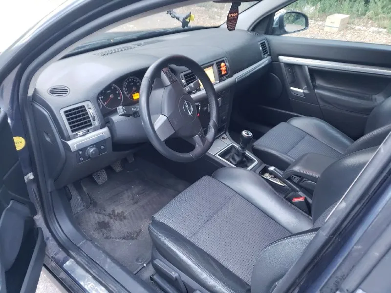 Продам свой авто opel vectra c station wagon 2005г. рестайлинг двигатель 1.9 cdti 150(л. с) мкпп 6ст. sport режим. пробег 288 т. км диски r17 -салон комбинированная кожа в хорошем состоянии в авто никогда не курил -адаптивный ксенон (afl) куда крутишь руль туда идёт свет фар. -круиз контроль -двухзонный климат контроль. -подогрев сидений -подогрев и электрорегулировка зеркал. -все 4 стеклоподьемника -мультируль, цветной дисплей бортового компьютера -отличная музыка, аux, bluetooth -атермальное лобовое заводское стекло! да и вообще все стёкла родные так как машина без дтп от слова совсем. машиной владею больше 3ёх лет езжу на любые расстояния. масло меняю каждые 10т. км aral 5w40. недавно было заменено масло в мкпп и жидкость гур. поменяны натяжные и сервисные ролики. ходовая в отличном состоянии мягкая, если что то грюкнуло я сразу же менял и обслуживал весь узел. цена 670 т. р символический торг. +79493041444 - фотография - 7