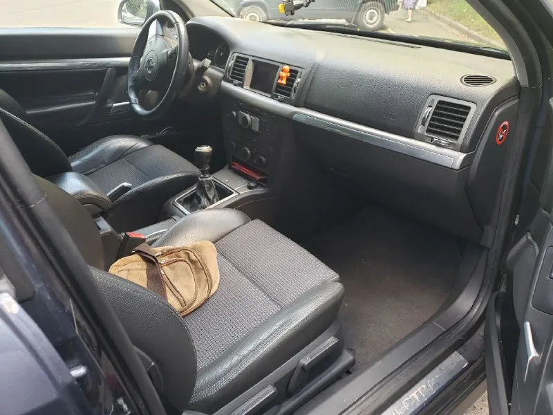 Продам свой авто opel vectra c station wagon 2005г. рестайлинг двигатель 1.9 cdti 150(л. с) мкпп 6ст. sport режим. пробег 288 т. км диски r17 -салон комбинированная кожа в хорошем состоянии в авто никогда не курил -адаптивный ксенон (afl) куда крутишь руль туда идёт свет фар. -круиз контроль -двухзонный климат контроль. -подогрев сидений -подогрев и электрорегулировка зеркал. -все 4 стеклоподьемника -мультируль, цветной дисплей бортового компьютера -отличная музыка, аux, bluetooth -атермальное лобовое заводское стекло! да и вообще все стёкла родные так как машина без дтп от слова совсем. машиной владею больше 3ёх лет езжу на любые расстояния. масло меняю каждые 10т. км aral 5w40. недавно было заменено масло в мкпп и жидкость гур. поменяны натяжные и сервисные ролики. ходовая в отличном состоянии мягкая, если что то грюкнуло я сразу же менял и обслуживал весь узел. цена 670 т. р символический торг. +79493041444 - фотография - 9