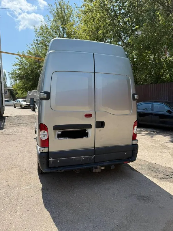 Срочно renault master рестайлинг 2005 год 2.5 mt стоит новый мотор пробег 186к новая турбина без пробега пробег 460000км сел поехал рф учет продажа от собственника находится в макеевке есть нюансы по кузову на фото видно цена 800000р без торга вообще. +79495589527 если не на связи телеграмм @artur_asatryan7 📞 звоните: +7(949)5589527 - фотография - 4