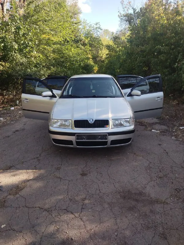 Продам шкода октавия а4 (тур) ✅2002 год ✅1.6 akl ✅ комплектация: кондиционер(морозит),4 эл. стеклоподьемника, abs, гур, электро регулировка зеркал, подогрев зеркал и заднего стекла, птф. хорошая музыка, активный сабвуфер. машина вся в шумоизоляции. ✅документы птс, стс, без запретов, без арестов. я 4 владелец, учёт 180.владею 3 года. переоформеление обязательное. автотеку могу предоставить. пробег родной. машина обслужена, ухоженна. вложений не требует, красить и варить тоже не нужно. на все вопросы отвечу по телефону. цена 580 т. р. торг +79497029727 - фотография - 2