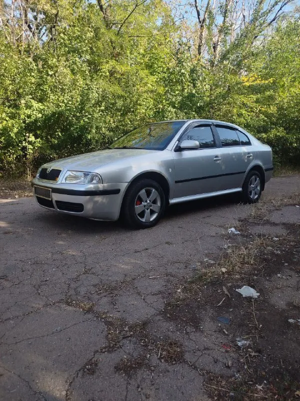 Продам шкода октавия а4 (тур) ✅2002 год ✅1.6 akl ✅ комплектация: кондиционер(морозит),4 эл. стеклоподьемника, abs, гур, электро регулировка зеркал, подогрев зеркал и заднего стекла, птф. хорошая музыка, активный сабвуфер. машина вся в шумоизоляции. ✅документы птс, стс, без запретов, без арестов. я 4 владелец, учёт 180.владею 3 года. переоформеление обязательное. автотеку могу предоставить. пробег родной. машина обслужена, ухоженна. вложений не требует, красить и варить тоже не нужно. на все вопросы отвечу по телефону. цена 580 т. р. торг +79497029727 - фотография - 5