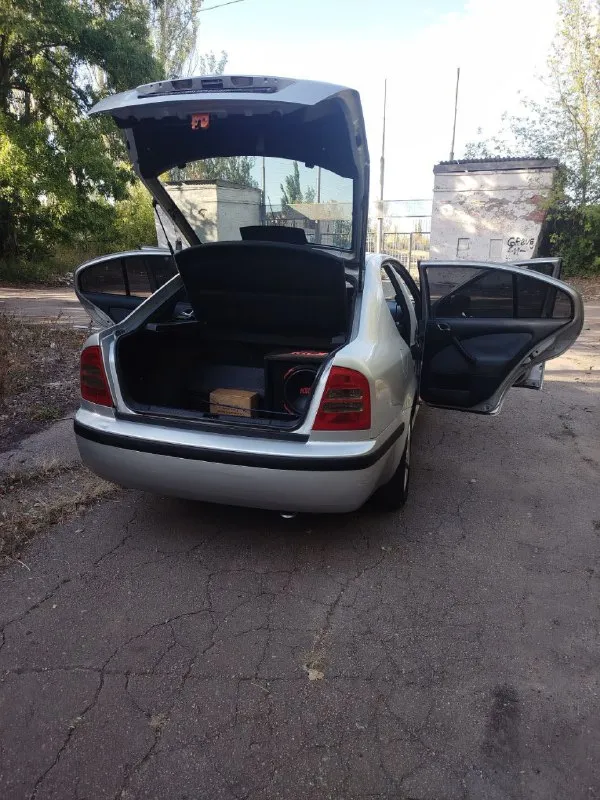 Продам шкода октавия а4 (тур) ✅2002 год ✅1.6 akl ✅ комплектация: кондиционер(морозит),4 эл. стеклоподьемника, abs, гур, электро регулировка зеркал, подогрев зеркал и заднего стекла, птф. хорошая музыка, активный сабвуфер. машина вся в шумоизоляции. ✅документы птс, стс, без запретов, без арестов. я 4 владелец, учёт 180.владею 3 года. переоформеление обязательное. автотеку могу предоставить. пробег родной. машина обслужена, ухоженна. вложений не требует, красить и варить тоже не нужно. на все вопросы отвечу по телефону. цена 580 т. р. торг +79497029727 - фотография - 8