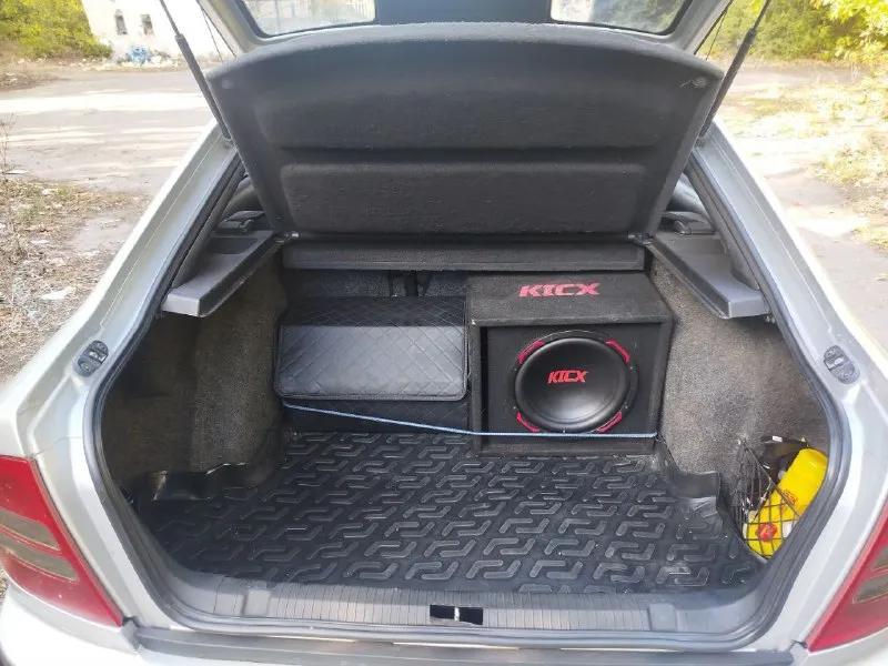 Продам шкода октавия а4 (тур) ✅2002 год ✅1.6 akl ✅ комплектация: кондиционер(морозит),4 эл. стеклоподьемника, abs, гур, электро регулировка зеркал, подогрев зеркал и заднего стекла, птф. хорошая музыка, активный сабвуфер. машина вся в шумоизоляции. ✅документы птс, стс, без запретов, без арестов. я 4 владелец, учёт 180.владею 3 года. переоформеление обязательное. автотеку могу предоставить. пробег родной. машина обслужена, ухоженна. вложений не требует, красить и варить тоже не нужно. на все вопросы отвечу по телефону. цена 580 т. р. торг +79497029727 - фотография - 9