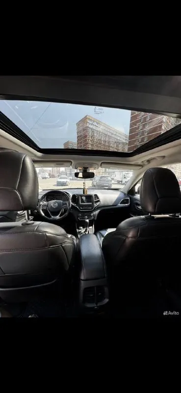 Jeep cherokee 2.4 4wd ат (177 л. с.), 2018, 101 499 км автомобиль был пригнан для личного пользования, автомобиль в очень хорошем состояние. бережная и добросовестная эксплуатация одним владельцем. салон чистый не прокуренный, все рабочем состояние. на 100 00о км было пройдено полное то с заменой всех масел и фильтров, был так же заменен антифриз, тормозная жидкость, полностью были заменены тормозные диски и колодки. все ставилось новое и отличного качества. в подарок отдам комплект зимней резины. 2 700 000 🍋 ☎️ +79281127662 @maksim_linnik777 - фотография - 8