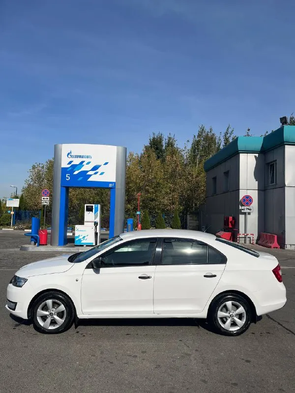Продам семейный автомобиль. skoda rapid, 2013 года выпуска. пробег 79000 км. автомобиль местный, из мариуполя. солей и плохого ухода за собой не видел. причина продажи - по не надобности, куплен автомобиль выше классом. я - второй владелец. машина без гнили и даже намека на ржавчину. масло от замены до замены уровень держит, ни грамма не уходит. расход приятно радует. по трассе 5-6л. по городу до 7л. на 76000 км были заменены все фильтра, включая топливный, масло, свечи оригинальные. любые проверки за ваш счет. за машину не стыдно! цена 850.000. аргументированный торг. отвечу на все интересующие вопросы по телефону. подробное видео по автомобилю скину заинтересованным в личные сообщения. телефон для связи: +79034370979 - фотография - 4