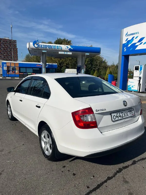 Продам семейный автомобиль. skoda rapid, 2013 года выпуска. пробег 79000 км. автомобиль местный, из мариуполя. солей и плохого ухода за собой не видел. причина продажи - по не надобности, куплен автомобиль выше классом. я - второй владелец. машина без гнили и даже намека на ржавчину. масло от замены до замены уровень держит, ни грамма не уходит. расход приятно радует. по трассе 5-6л. по городу до 7л. на 76000 км были заменены все фильтра, включая топливный, масло, свечи оригинальные. любые проверки за ваш счет. за машину не стыдно! цена 850.000. аргументированный торг. отвечу на все интересующие вопросы по телефону. подробное видео по автомобилю скину заинтересованным в личные сообщения. телефон для связи: +79034370979 - фотография - 5