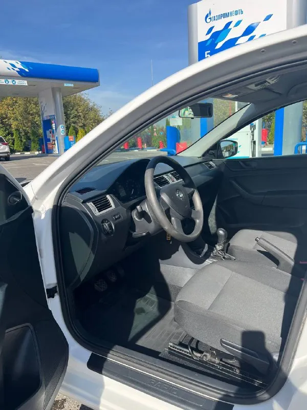 Продам семейный автомобиль. skoda rapid, 2013 года выпуска. пробег 79000 км. автомобиль местный, из мариуполя. солей и плохого ухода за собой не видел. причина продажи - по не надобности, куплен автомобиль выше классом. я - второй владелец. машина без гнили и даже намека на ржавчину. масло от замены до замены уровень держит, ни грамма не уходит. расход приятно радует. по трассе 5-6л. по городу до 7л. на 76000 км были заменены все фильтра, включая топливный, масло, свечи оригинальные. любые проверки за ваш счет. за машину не стыдно! цена 850.000. аргументированный торг. отвечу на все интересующие вопросы по телефону. подробное видео по автомобилю скину заинтересованным в личные сообщения. телефон для связи: +79034370979 - фотография - 9