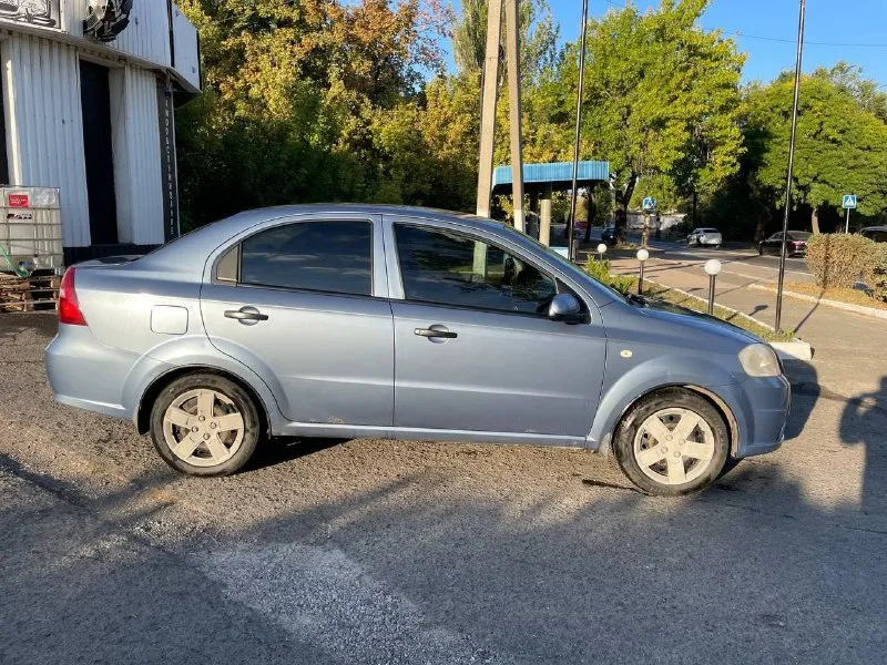 Продам chevrolet авео 2006года. мотор 1,5 пробег 170 т. км родного! , кпп работает отлично. без дтп. днище, стаканы, пороги всё радное. машина практически вся в родне. я второй владелец с автосалона. цена 430т. р. торг. +79493672768 +79494149811 📞 звоните: +7(949)3672768 - фотография - 4