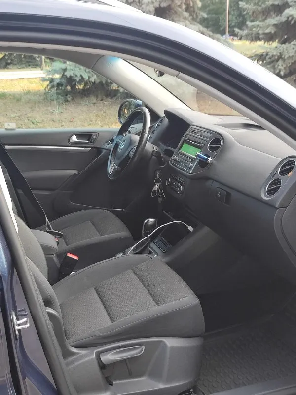 🔥🔥🔥🔥 Срочно 🔥🔥🔥🔥
✅Продам volkswagen tiguan
✅ 2.0 Tsi
📅2011Г. Декабрь месяц.
📊Пробег 150.000
❄️ Климат контроль.
✅ Автомат aisin, самый надёжный и проверенный.
✅Датчики парковки, света, дождя и многое другое.
✅ Цена 1 550 000 торг у капота.
🏙️Осмотр г. Алчевск, луганск.
Автомобиль на полном ходу, мотор работает ровно, коробка переключает плавно. Любые проверки на сто. Без вложений, всё везде сухо. Ваговских болячек нет. Пробег подтверждён автотекой. Без дтп, есть полная история эксплуатации.  Автомобиль сел и поехал, обслужен полностью. Резина зима, лето. Торг реальному покупателю при осмотре.
✅ +7 959 118 87 93
+7 959 118 87 93
📞 Звоните: +7(959)1188793 - фотография - 5