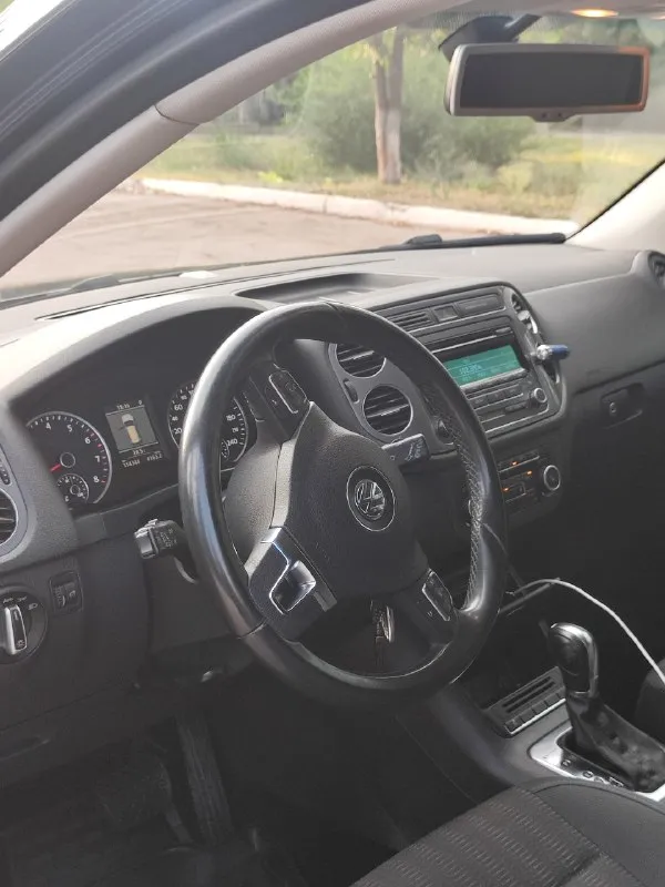 🔥🔥🔥🔥 Срочно 🔥🔥🔥🔥
✅Продам volkswagen tiguan
✅ 2.0 Tsi
📅2011Г. Декабрь месяц.
📊Пробег 150.000
❄️ Климат контроль.
✅ Автомат aisin, самый надёжный и проверенный.
✅Датчики парковки, света, дождя и многое другое.
✅ Цена 1 550 000 торг у капота.
🏙️Осмотр г. Алчевск, луганск.
Автомобиль на полном ходу, мотор работает ровно, коробка переключает плавно. Любые проверки на сто. Без вложений, всё везде сухо. Ваговских болячек нет. Пробег подтверждён автотекой. Без дтп, есть полная история эксплуатации.  Автомобиль сел и поехал, обслужен полностью. Резина зима, лето. Торг реальному покупателю при осмотре.
✅ +7 959 118 87 93
+7 959 118 87 93
📞 Звоните: +7(959)1188793 - фотография - 6