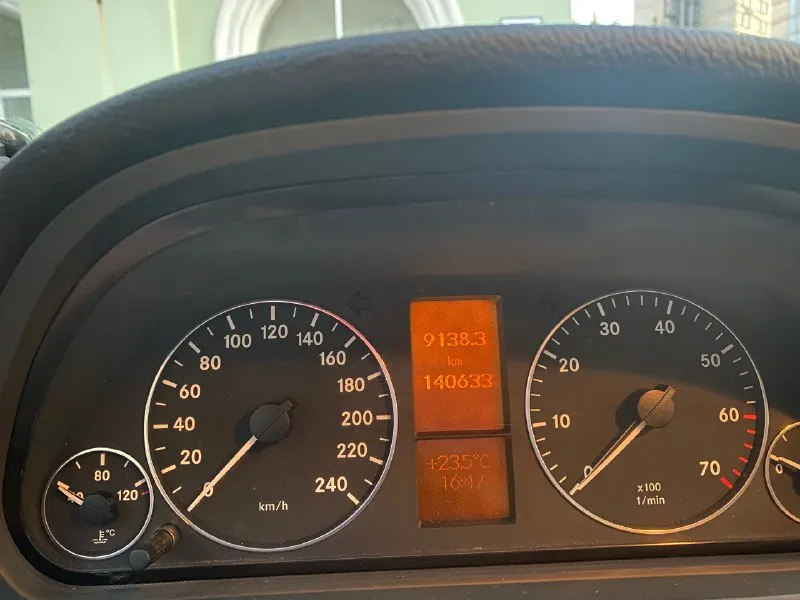 Продам! mercedes a170 2005 г. автомобиль в отличном состоянии! год выпуска 2005 пробег 140 тыс. двигатель 1.7 116 л. с. едет очень бодро 🔥🔥🔥 в отличном состоянии, не троит! не дымит! масло не расходует! коробка вариатор в отличном состоянии, заменена менее года назад, ещё на гарантии! отлично работает✅ ходовая в отличном состоянии! все заменено, кататься и кататься! нечего не стучит! не гремит! обслужен от и до! любые проверки в любом авто сервисе за ваш счет без проблем ✅✅✅ окна родные! и лобовое тоже родное✅ комплектация 👍 датчик дождя, датчик света, климат контроль, подогрев зеркал, авто складывания зеркал, парктроники передние и задние, магнитола андроид. цена 🔥🔥650.000₽🔥🔥 приезжайте на осмотр ✅ город донецк татьяна +79495923226 📞 звоните: +7(949)5923226 - фотография - 2