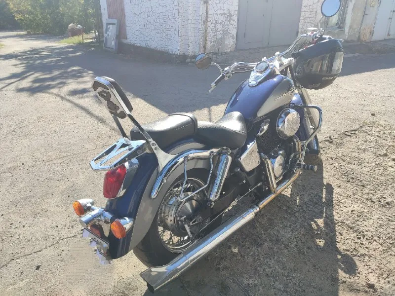 Продам honda shadow 750 2000 года. пробег 23 000. поменяли аккумулятор, помыли крабы, смазали тормоз... - фотография