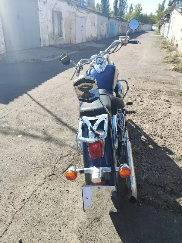 Продам honda shadow 750 2000 года. пробег 23 000. поменяли аккумулятор, помыли крабы, смазали тормоза, поменяны часть фильтров и масло. в комплекте шлем, багажник и 3 кофры большие кожанки. цена 350 000. возможен торг. продажа в мрэо. времянка на 5 лет без права продажи. потом можете на себя оформить. не краден и не в залоге. не успели при днр поставить на учет (есть нотариальное свидетельство) звоните, пишите +79494143538 роман. донецк киевский 📞 звоните: +7(949)4143538 - фотография - 2