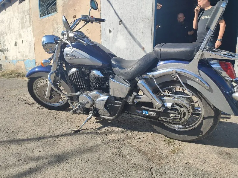 Продам honda shadow 750 2000 года. пробег 23 000. поменяли аккумулятор, помыли крабы, смазали тормоза, поменяны часть фильтров и масло. в комплекте шлем, багажник и 3 кофры большие кожанки. цена 350 000. возможен торг. продажа в мрэо. времянка на 5 лет без права продажи. потом можете на себя оформить. не краден и не в залоге. не успели при днр поставить на учет (есть нотариальное свидетельство) звоните, пишите +79494143538 роман. донецк киевский 📞 звоните: +7(949)4143538 - фотография - 3